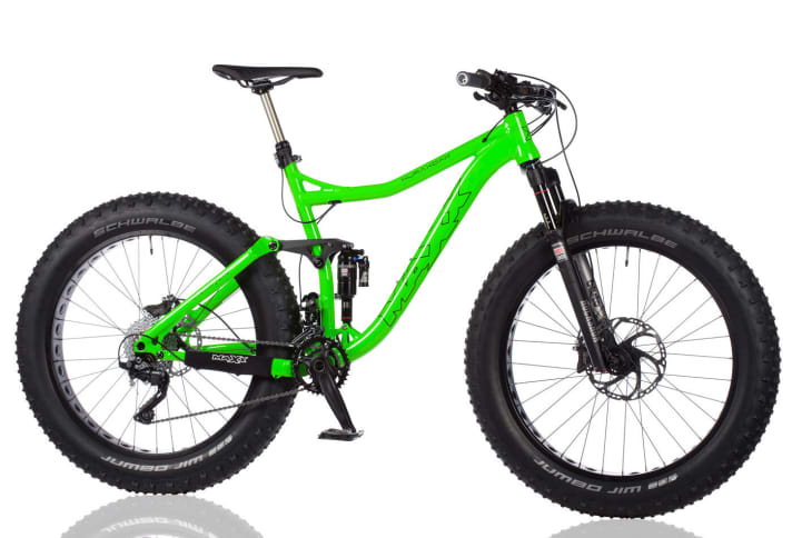 The € 3399 <a href="https://www.maxx.de/de/bikes/fatbikes/bikes.php?name=HURAXDAX&id=145#" target="_blank" rel="noopener noreferrer nofollow">Maxx Huraxdax</a> has already <a href="dauertest-maxx-huraxdax/a39236.html" rel="noopener noreferrer">convinced in an endurance test</a>. The fully accepts tyres up to 4.8 inches wide. The Rockshox Bluto fork with 120 millimetres of travel takes over what the thick tyres do not absorb. The rear end even squeezes 136 millimetres out of the Monarch shock. The customer can choose the frame colour from the RAL register.