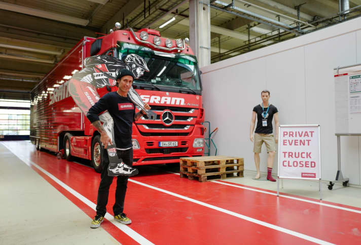   PR-Mann Max Topp ist für die emotionale Aufladung der Produkte zuständig. Nicht nur die Funktion, sondern auch Werbekampagnen und Event-Auftritte entscheiden über den Verkaufserfolg. Der berühmte Show-Truck muss wegen der Corona-Pandemie bis auf weiteres leider in der Halle bleiben.