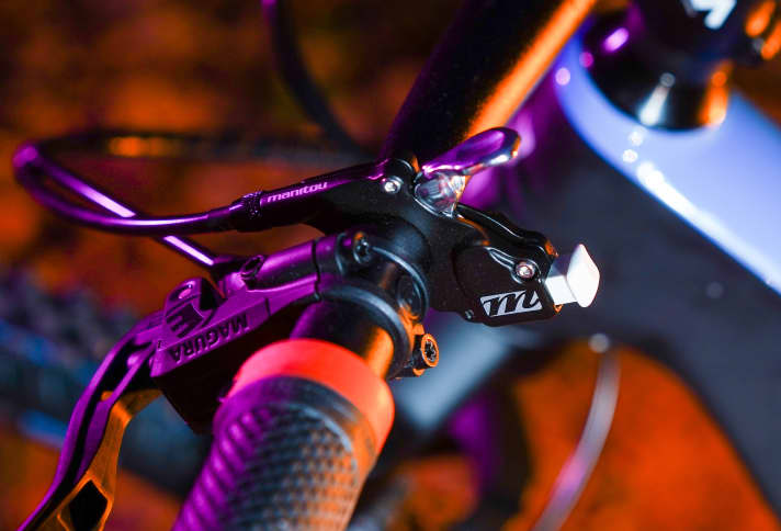 Not standard on a kids' bike, but practical: Cube adds a handlebar lockout to the Manitou fork. This makes cranking uphill more relaxed.