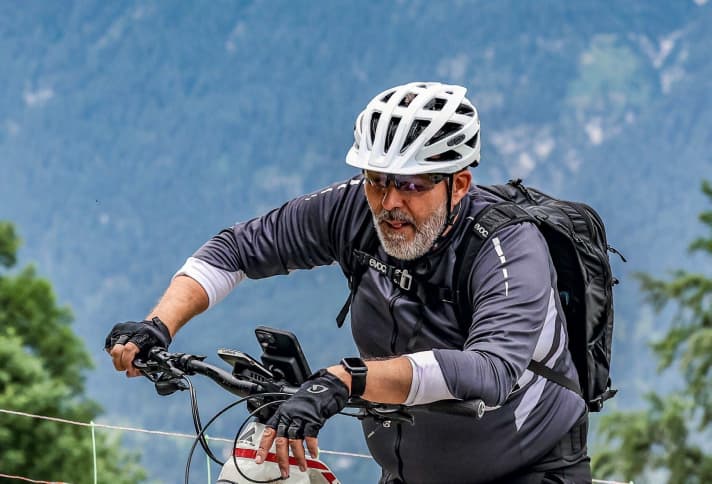 Schieben ist anstrengender als Fahren, aber teilweise ist es zu steil zum Fahren. So oder so, der Puls solle nicht über 125 gehen, sagt der Kardiologe.