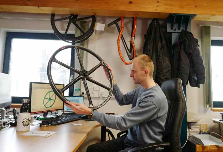 Michael hat als Entwickler grundlegend an der 32-Zoll-Version der Bike Ahead Biturbo X mitgearbeitet. Das Sechs-Speichen-Design ist das Markenzeichen der Firma.