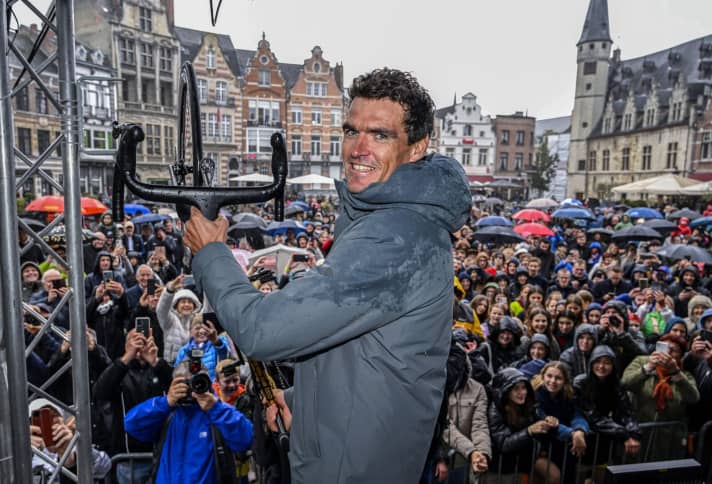 Greg van Avermaet fait ses adieux. Le champion olympique de Rio et vainqueur de Paris-Roubaix fait la fête avec ses fans dans sa ville natale. 15 octobre 2023