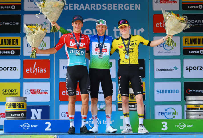 Le podium du Renewi Tour 2024 (de gauche à droite) : Alec Segaert (deuxième place), Tim Wellens (vainqueur) et Per Strand Hagenes (troisième place)
