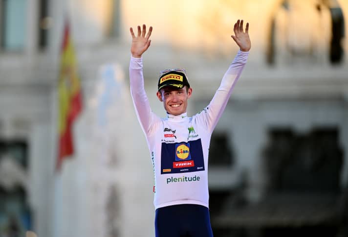 Comme Mattias Skjelmose (Lidl - Trek) ne fait pas partie de la sélection pour le Tour d'Espagne cette année, il a également remporté le maillot blanc pour la dernière fois l'année dernière. A partir de l'année prochaine, le Danois sera trop vieux pour le classement.