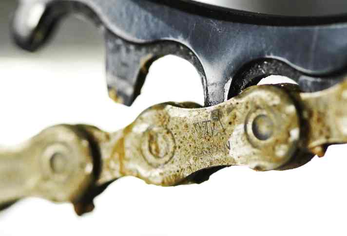 Beginner's mistake: If you start waxing with a used chain, you cannot expect optimum results.