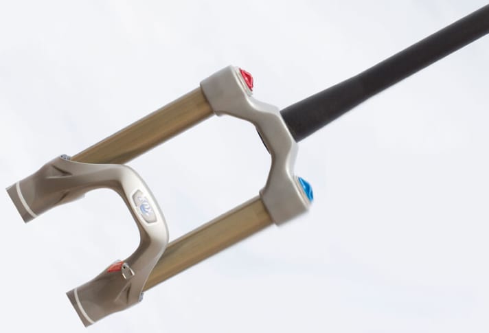   While we thought we could clearly feel the effect of the new "E2" fork system, we were unable to detect any exceptional braking torque reduction thanks to "ABP". More detailed tests will show this.