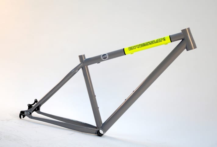   Die Facebook-Fotos sind schon wieder viele, viele Wochen alt, als mich eine Mail von Roberto Bressan erreicht. Er will meine Adresse. Das kann nur eines bedeuten: Der große Moment ist gekommen! Und tatsächlich, ein paar Tage später bringt der UPS-Mann den Karton, der keine Fragen nach dem Inhalt offen lässt. Absender: "Bressan Biciclette Speciali, Verona - Italy". Als würde ich im Finale der Auspack-WM um den Sieg kämpfen, fetze ich den Karton auf. Und da ist er: Leuchtgrau mit Oberrohr-Banderole in Neongelb – das gute Stück!