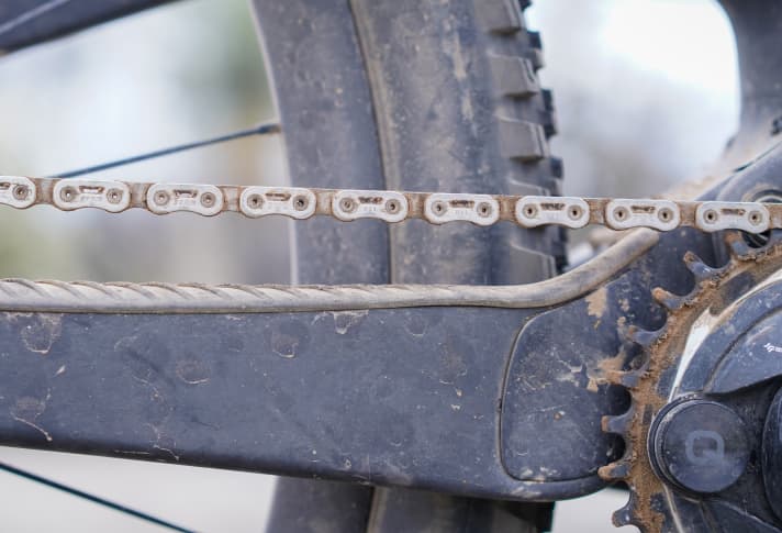 Einzigartige Ketten-Silhouette: Das Flattop-Profil kennt man bereits von Sram’s Rennradketten. Die Transmission-Stränge wurden aber speziell für diese MTB-Gruppen entwickelt.