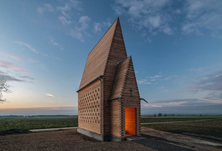 Modern architecture in the Donaumoos: The chapel in Oberthürheim, designed by Prof Christoph Mäckler, is part of the 7-chapel circular route, sponsored by the Siegfried and Elfriede Denzel Foundation.  ©Eckhart Matthäus Denzel Foundation