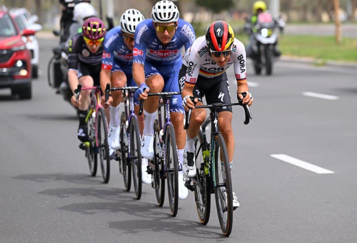 Emanuel Buchmann (vorne) schaffte es bei der 7. Etappe der UAE Tour 2024 in die Ausreißergruppe