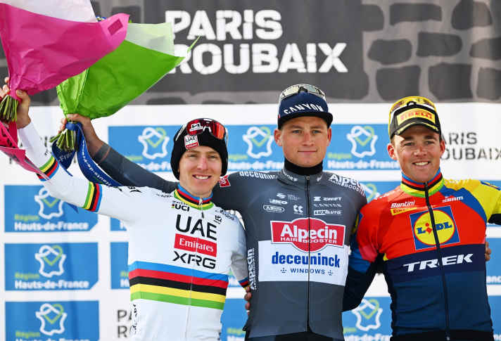 Mathieu van der Poel (Mitte) siegte also bei Paris-Roubaix 2025 vor Tadej Pogacar (links), Dritter wurde Mads Pedersen (rechts)