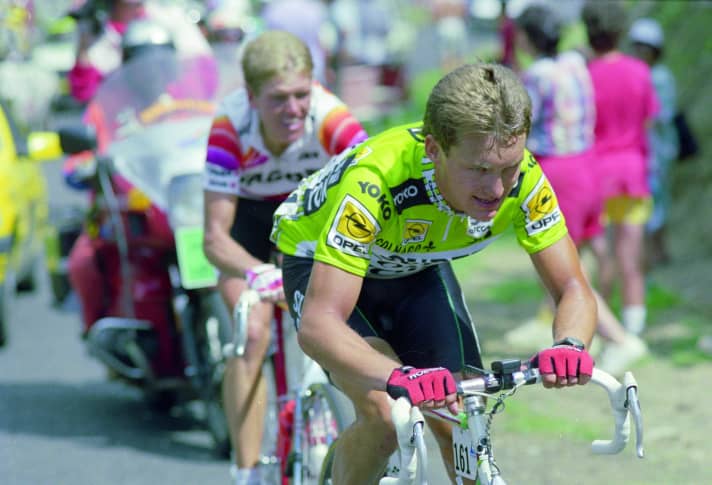 The German Rolf Gölz ahead of the Dane Johnny Weltz, who wins the stage