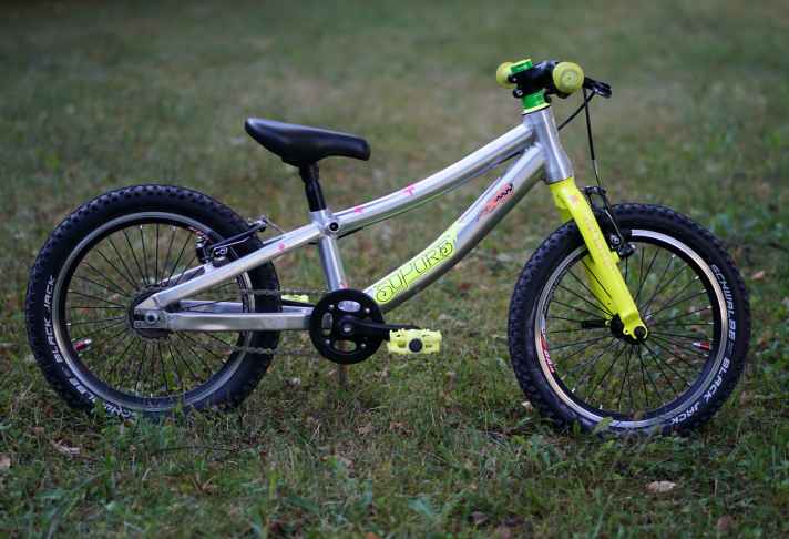Schicker Flitzer: Das 16-Zoll-Modell Supurb BO16 ist nicht nur Schein, sondern auch Sein – ein echtes, kleines Mountainbike für Drei- bis Fünfjährige.