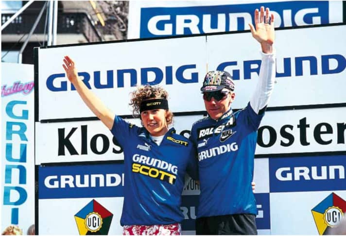   Siegertypen: Susi zusammen mit Superstar John Tomac auf dem Podest des Grundig Cups