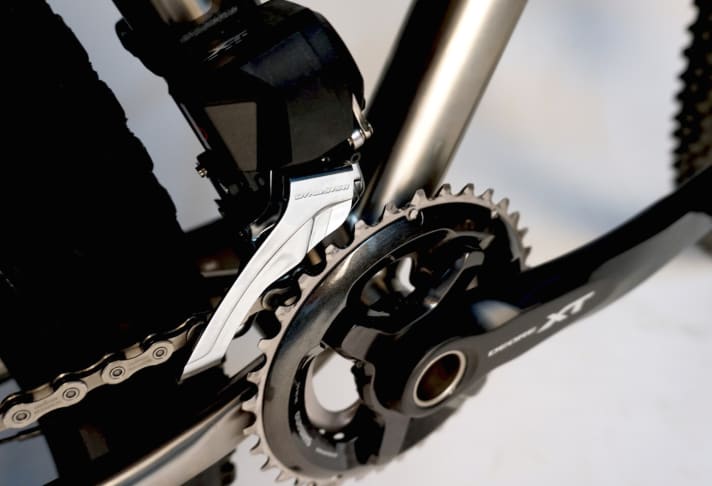   Wenn schon Biken, dann überall hin. Ein Mountainbike ist für mich ein Universal-Sportgerät. Ich pendle damit zwischen Wohnung und Büro. Ich knalle damit über Marathon-Kurse. Ich gehe damit auf Abenteuer-Tour. Und hin und wieder heize ich auch mal im Downhill-Park ein paar Abfahrten runter – natürlich nicht diese Todespisten mit den 10-Meter-Doubles und Drop-Batterien. Um stets den optimalen Gang zu haben, mag ich eng gestufte Schaltungen. Die Zweifach-Kurbel in Verbindung mit den 11 Ritzeln am Heck garantiert in jeder Situation eine passende Übersetzung.