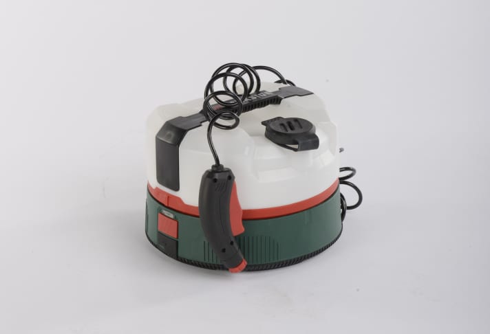 Der 40 Euro günstige go von Lidl besitzt einen 5-Liter-Tank und der Akku hält ganze 70 Minuten. Im Betrieb kann das Gerät jedoch nicht überzeugen. Der Wasserstrahl erreicht die vom Hersteller angegebenen 5 bar nicht.