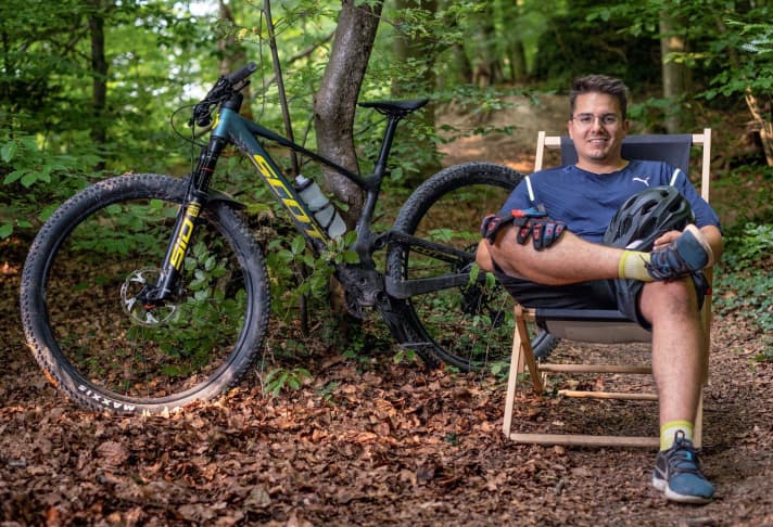 Johannes Schenk ist seit 24 Jahren Biker. Sein zehn Kilo leichtes Scott Spark mit 120-Millimeter-Fahrwerk ist straff eingestellt, denn Johannes’ Liebe gilt langen Anstiegen. Über eine Teleskopstütze denkt er trotzdem nach.
