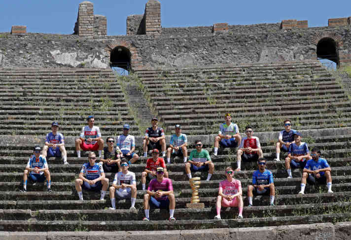 Vor dem Start der 10. Etappe posieren die Stars des Giro d'Italia im Amphitheater von Pompei