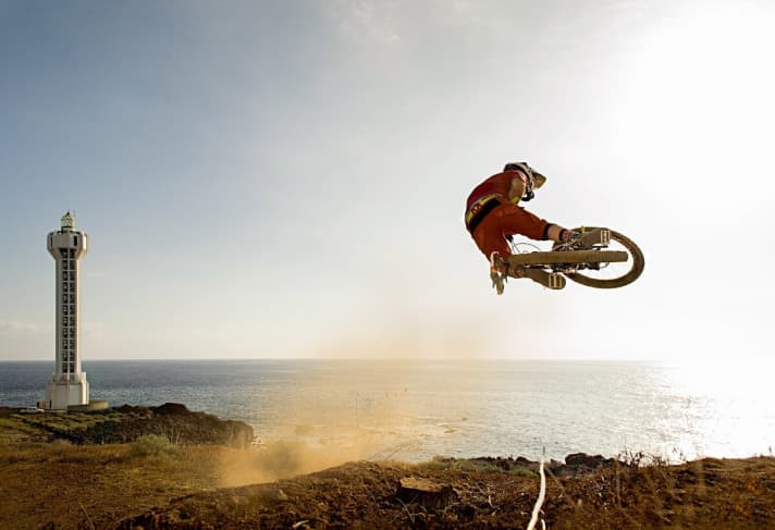   "Blue Sky" statt Einheitsgrau: Bike-Profis wie Guido Tschugg, Steffi Marth, Rob J oder Daniel Schäfer schwören auf La Palma. Hier springt Daniel Schäfer der Sonne entgegen.