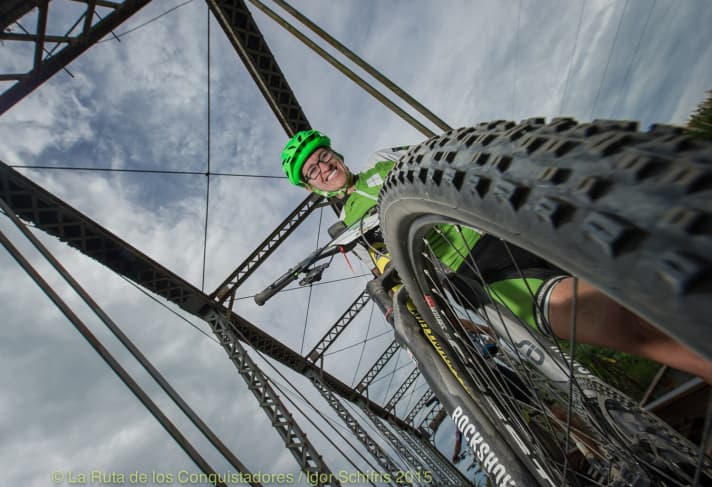   Aus dieser Persepktive sieht man wenigstens die großen Lücken zwischen den Brückenbalken nicht.