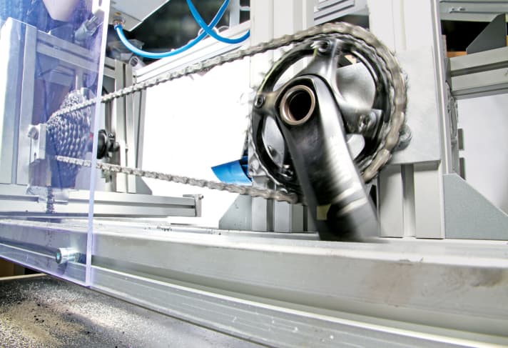 Wax not only keeps the chain clean. Even under the toughest conditions, it significantly reduces wear compared to chain oil.