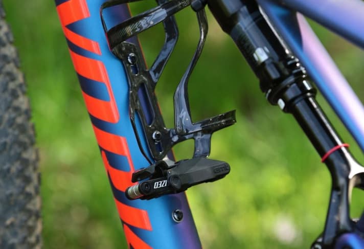   The S.W.A.T. tool on the new Epic is no longer located in the frame in front of the front shock mount, but under the bottle cage. This means that the frame requires less material at this point and is lighter.