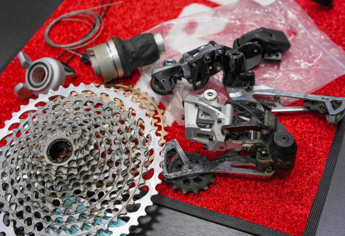   The prototypes are produced in-house and often tested by engineers on the trails around Schweinfurt. On trails that are as deserted as possible, of course, because the parts are subject to the strictest secrecy. The used condition of these Eagle prototypes shows how hard the parts are pushed.