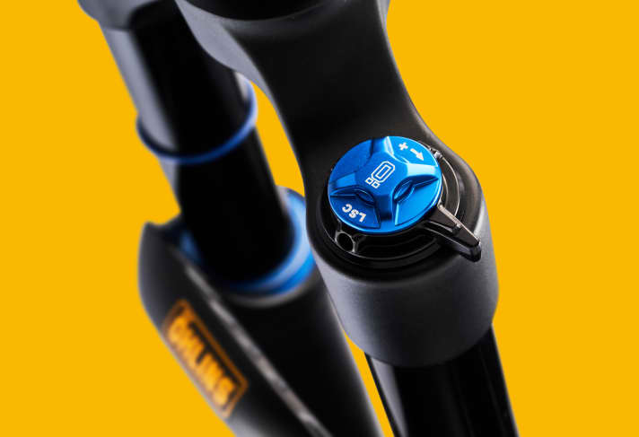   Öhlins riders do not have to do without adjustable high and low-speed compression damping on the new RXF 34.