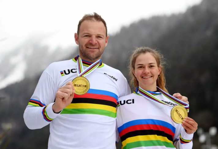 Snowbike world champions in the Super G: Pierre Thévenard and Morgane Such from France