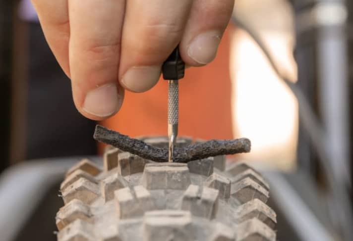 Loch stopfen - gut, wenn Tire-Plugs zur Hand sind.