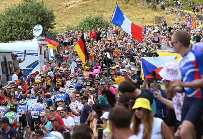 In den Vogesen nahe der deutschen Grenze füllten sich die Straßen mit vielen Zuschauern – auch aus Deutschland.