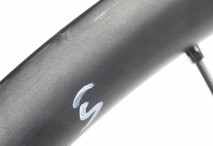 Newmen Phase Light Vonoa - die neuen Laufräder für Cross Country Race & Gravel im Crash-Test: Bei Schlaghöhe 5 bekommt der leichte Laufradsatz erste Schäden.