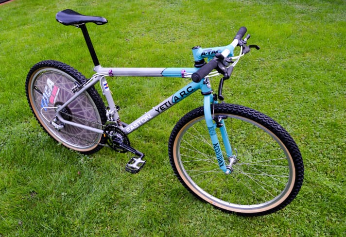Yeti A.R.C. der ersten Generation in der Teamfarbe Grau/Türkis mit Tioga Disc Wheel. Herstellungsjahr 1992. Leider mit Riss im Steuerrohr.
