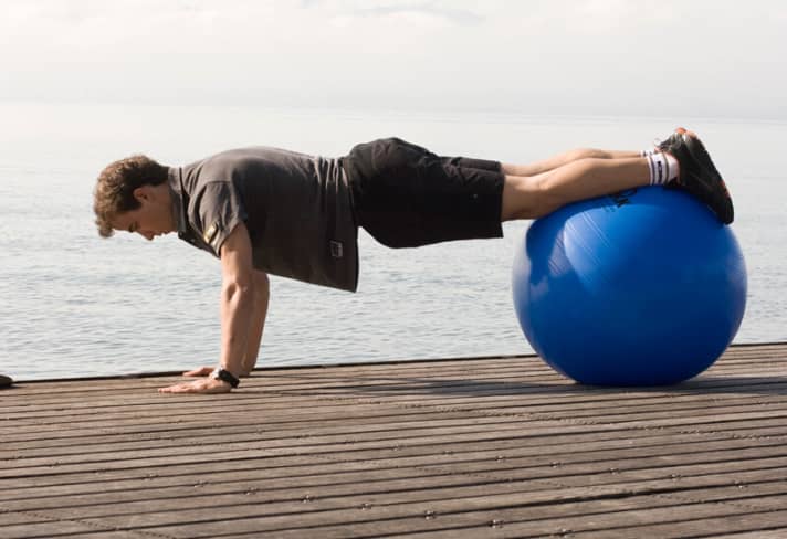   Krafttraining mit dem Pezziball – perfekt für Rumpf und Schultern.
