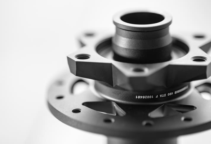   Simple, tool-free maintenance: the new end caps with notch are designed to be even easier to remove.