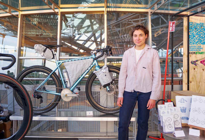 Gaëlle Bojko is a bike adventurer herself. Her label Cours s'il pleut offers bikepacking bags as well as the linen shirt presented here.