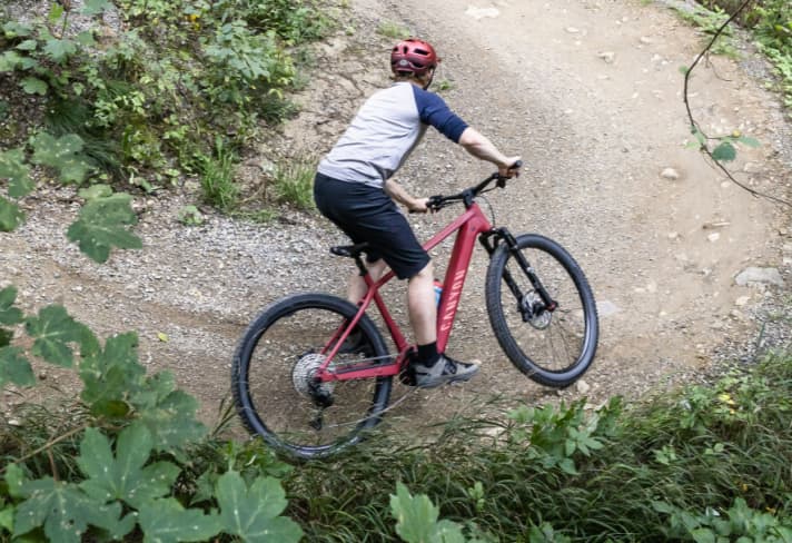 Enge Haken schlägt das Canyon nicht so gerne, das laufruhige E-Hardtail nimmt die Kurven lieber mit Speed.
