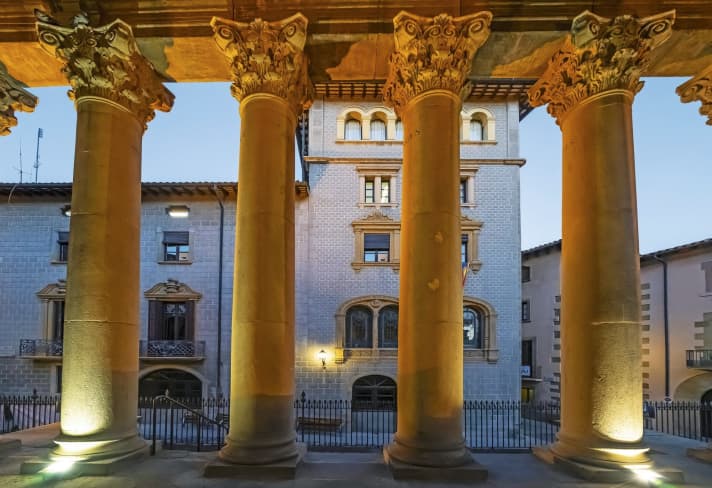 Reizvolles Nebeneinander der Kulturen: Die Säulen des römischen Tempels in Vic aus dem 2. Jahrhundert n. Chr.