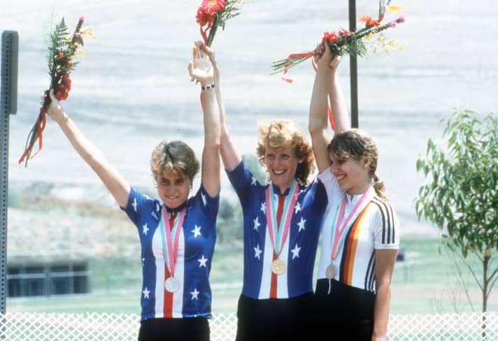 Connie Carpenter-Phinney (M) remporte la médaille d'or aux Jeux olympiques de 1984 devant sa compatriote Rebecca Twigg (G) et Sandra Schumacher (D).