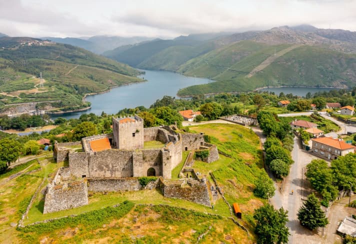 Hoch überm Fluss: Lima bewachte einst die Burg von Lindoso die Grenze zu Spanien (Tour 4).
