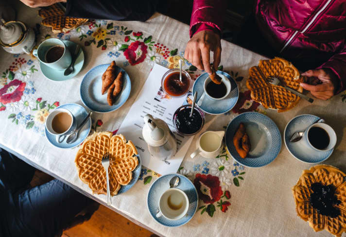 Waffeln, Kaffee und Marmelade: In der Litlibær-Hütte können solch einfache Dinge glücklich machen (Tag 1)
