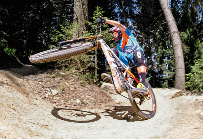   Dass ein Downhiller mit Zusatzlast von Akku und Motor gut springt, hätte Tester Christian Schleker vor dem Selbstversuch niemals geglaubt. Dass mit dem Rotwild die Auffahrt fast genauso viel Spaß bringt wie die Abfahrt, erst recht nicht. Ein E-Bike-Skeptiker weniger. 