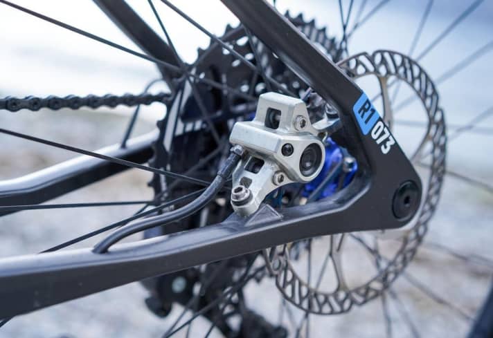   At a maximum speed of around 75 km/h on the descent, Kai relies on a prototype brake from Trickstuff. The brake callipers were milled from a solid piece of material to reduce the weight. New Tiramisou pads rub against the brake discs.