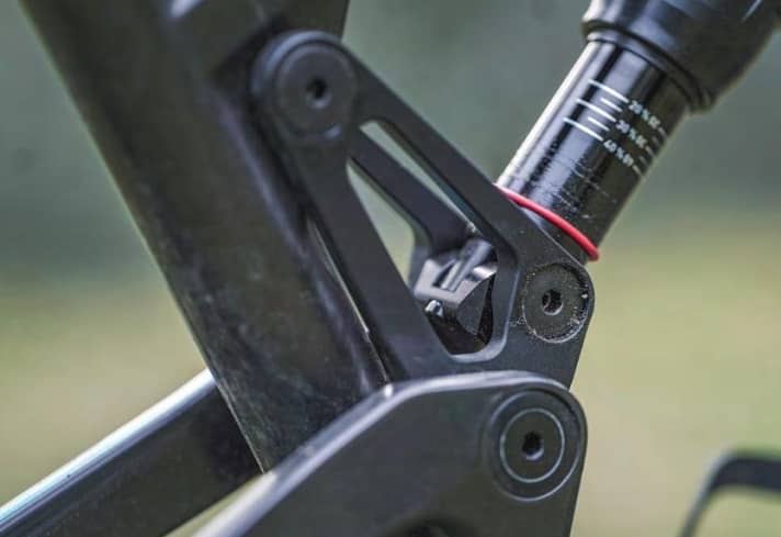 The damper stroke theoretically allows 145 millimetres of travel. In practice, however, less can be utilised due to the strong progression.