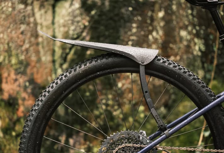 The Ass Savers Win Wing MTB is based on the principle of tangential coverage, i.e. it is positioned exactly where the mud splashes up from the tyre. The splash guard is suitable for tyres up to 3 inches wide.