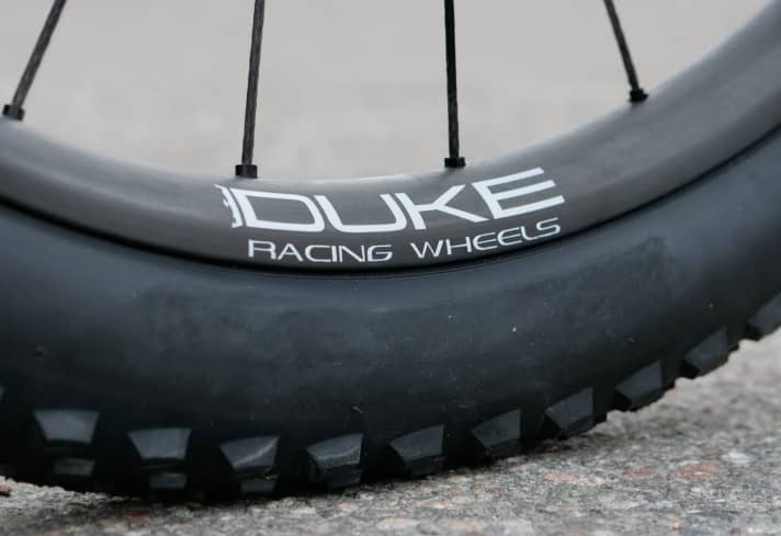 The wheels with Pi-Rope spokes made of synthetic fibres weigh just 945 grams.
