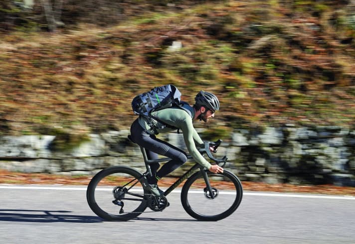 Ballast for a clear view: 20 kilos extra on the hump act like a magnifying glass when analysing riding stability. Even with ballast, the Tarmac SL8 stoically follows its course - the difference to mid-range bikes is striking.