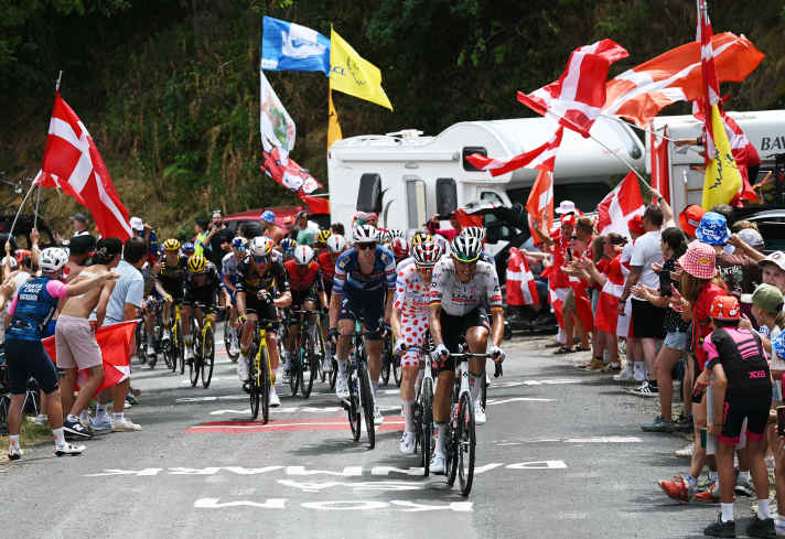 Nils Politt a très souvent et très longtemps mené le peloton lors des premiers jours - de manière désintéressée au service de Tadej Pogacar.
