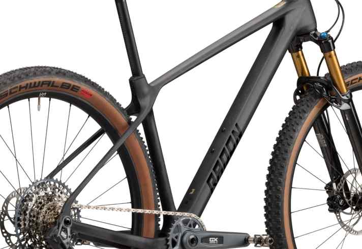 The clamp for the seat post is integrated in the seat tube.
