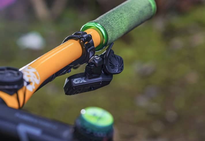Den Funkhebel der GX AXS nennt Sram nicht Shifter, sondern Controller. Zum Schalten gleitet der Daumen in der Mulde nach oben oder unten.